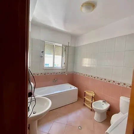 Family Friendly 2-bedroom In :) Lägenhet Durrës
